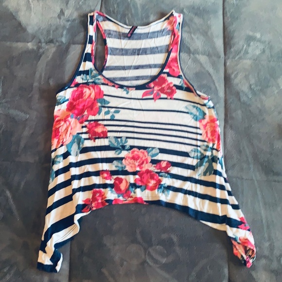 2 pack, crop tops. - Picture 2 of 12